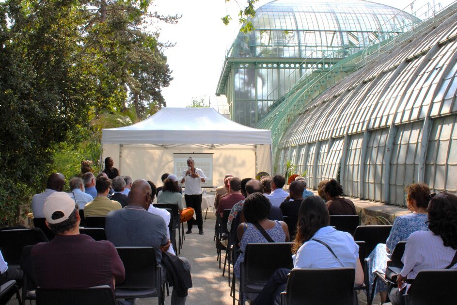 scientifiques, institutionnels et acteurs de terrain réunis autour d’une table ronde sur la lutte contre la désertification. 17 juin 2025, Serres d’Auteuil, Paris (SOS SAHEL)